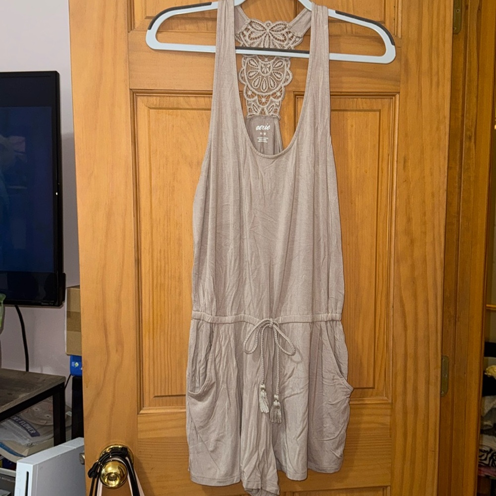 Women’s aerie romper with pockets. Super cute and comfortable. Medium